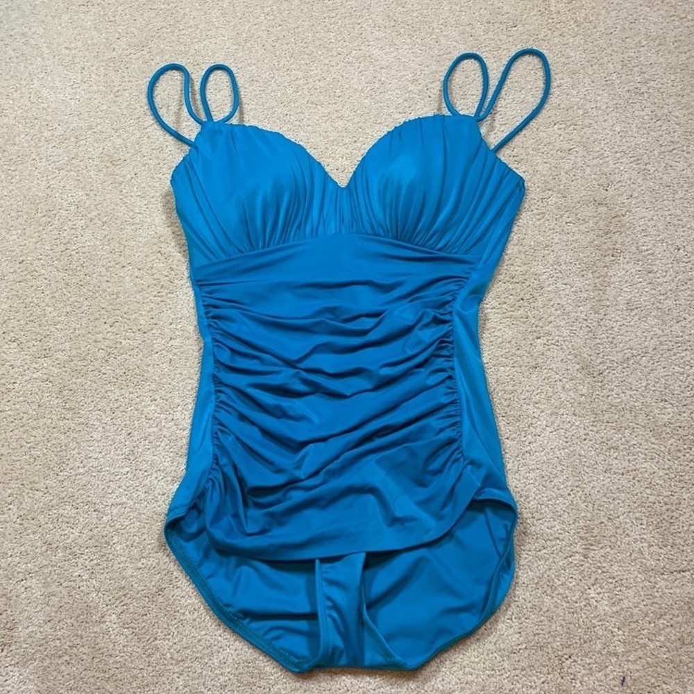 MagicSuit Bathing suit Size 8 Miracle Suit Tummy control Runched front One Piece